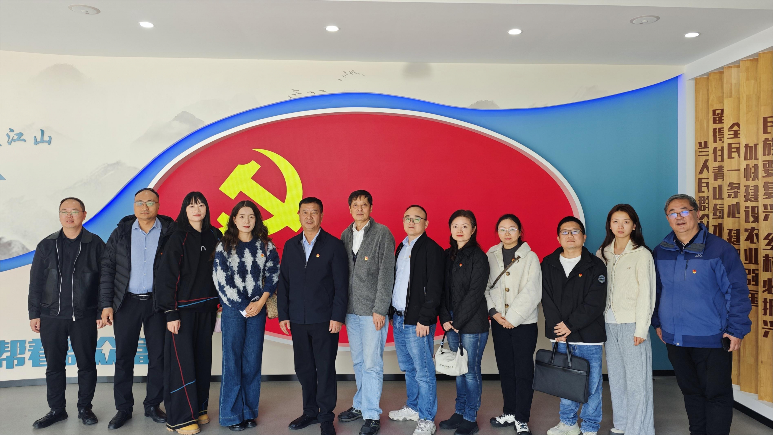 党建引领聚合力 村企联建促振兴 ——海外旅游公司党支部联合红桥村党支部开展主题党日活动