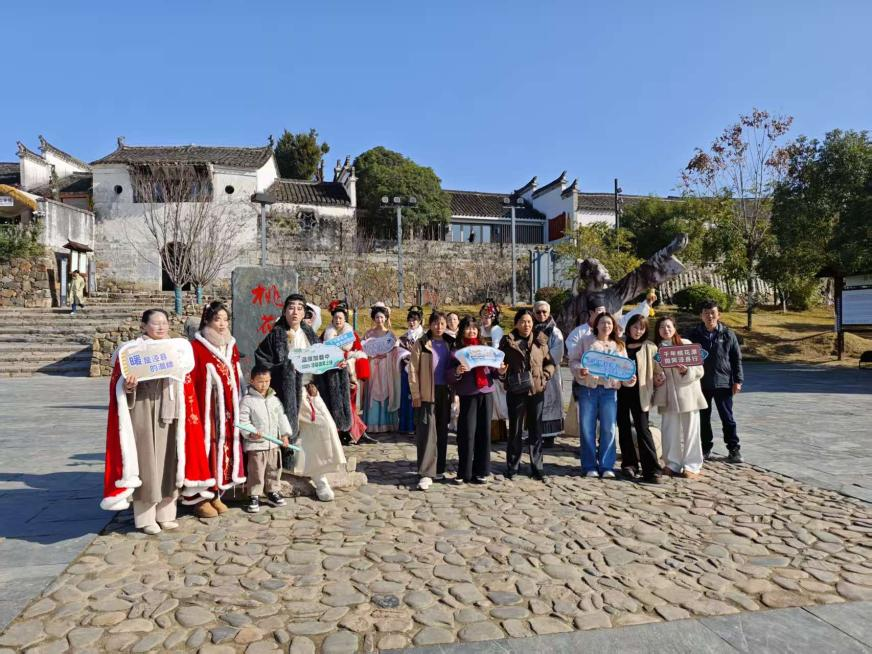 桃花潭景区汉服旅拍游园会邀客共赴“微笑泾县行”